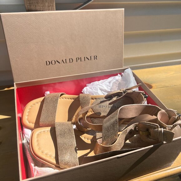 DONALD PLINER Women Helen Light Bronze Casual In Gold 8.5M - Picture 11 of 16